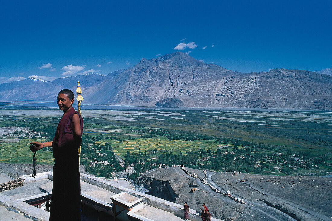 Mönche und das Kloster Laimast über dem Nubra Tal, Ladakh, Indien