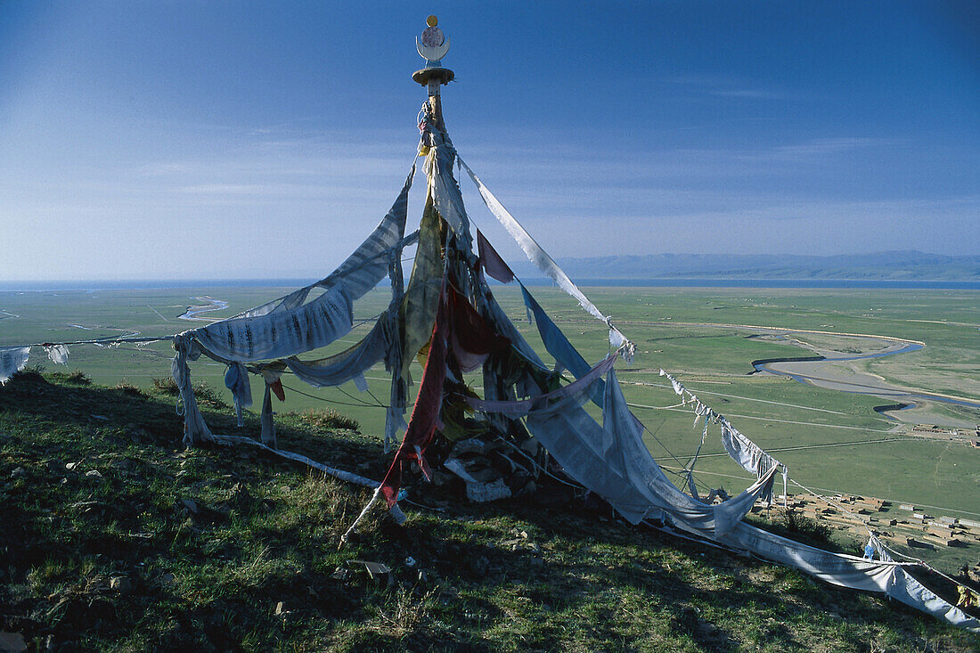 Gebetsfahnen vor dem Quinghai See, Qinghai, Tibetisches Plateau, China, Asien
