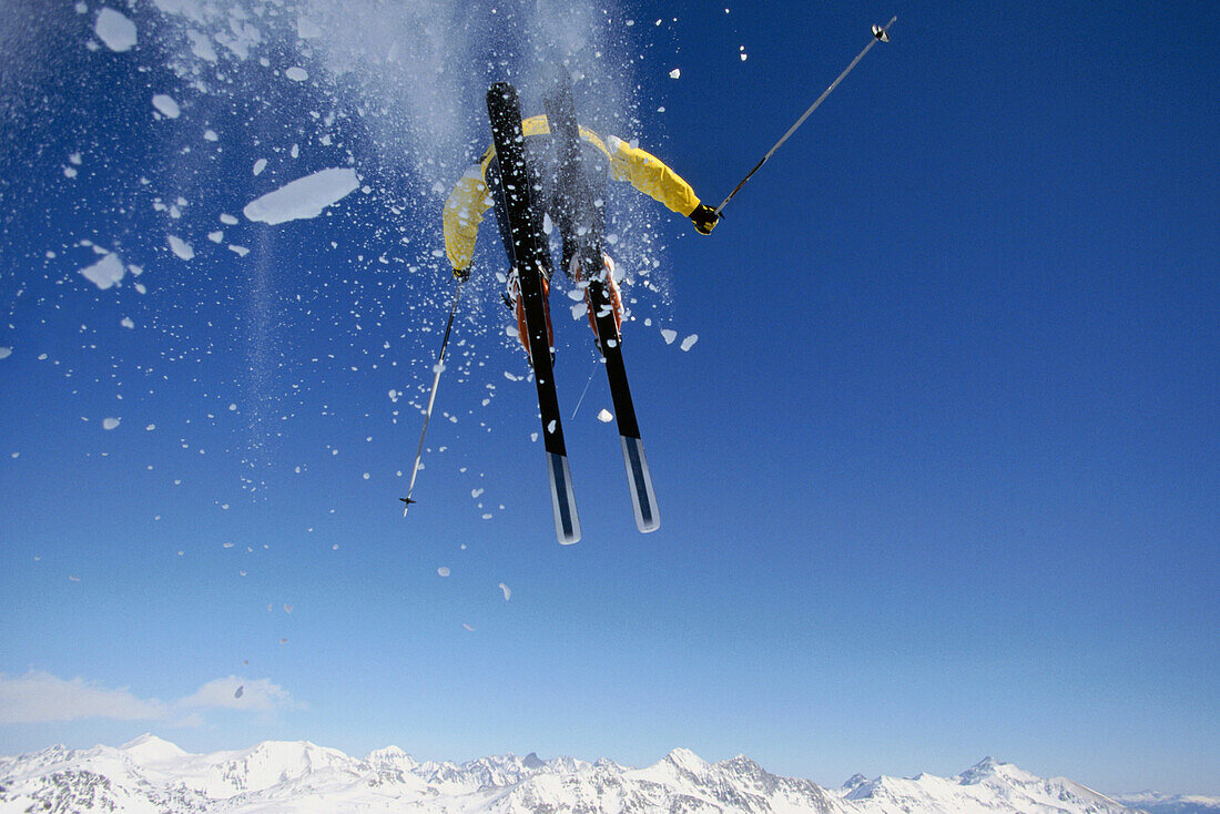 Skifahrer im Sprung