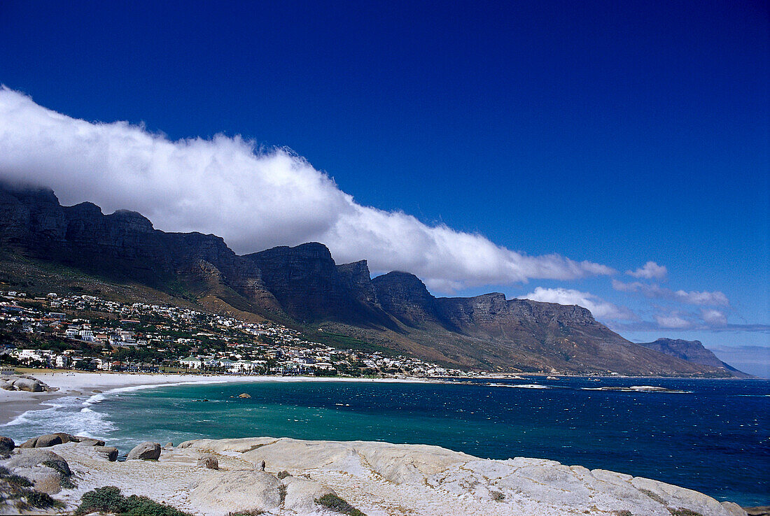 Bucht und Gebirge unter blauem Himmel, Twelve Apostles &amp; Camps Bay, Kapstadt, Südafrika, Afrika