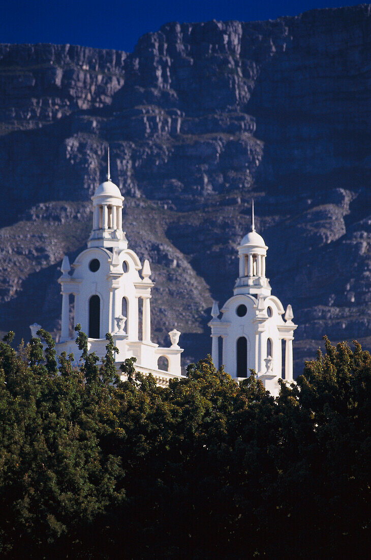 Gebäude im Kolonialstil vor dem Tafelberg, Kapstadt, Südafrika, Afrika