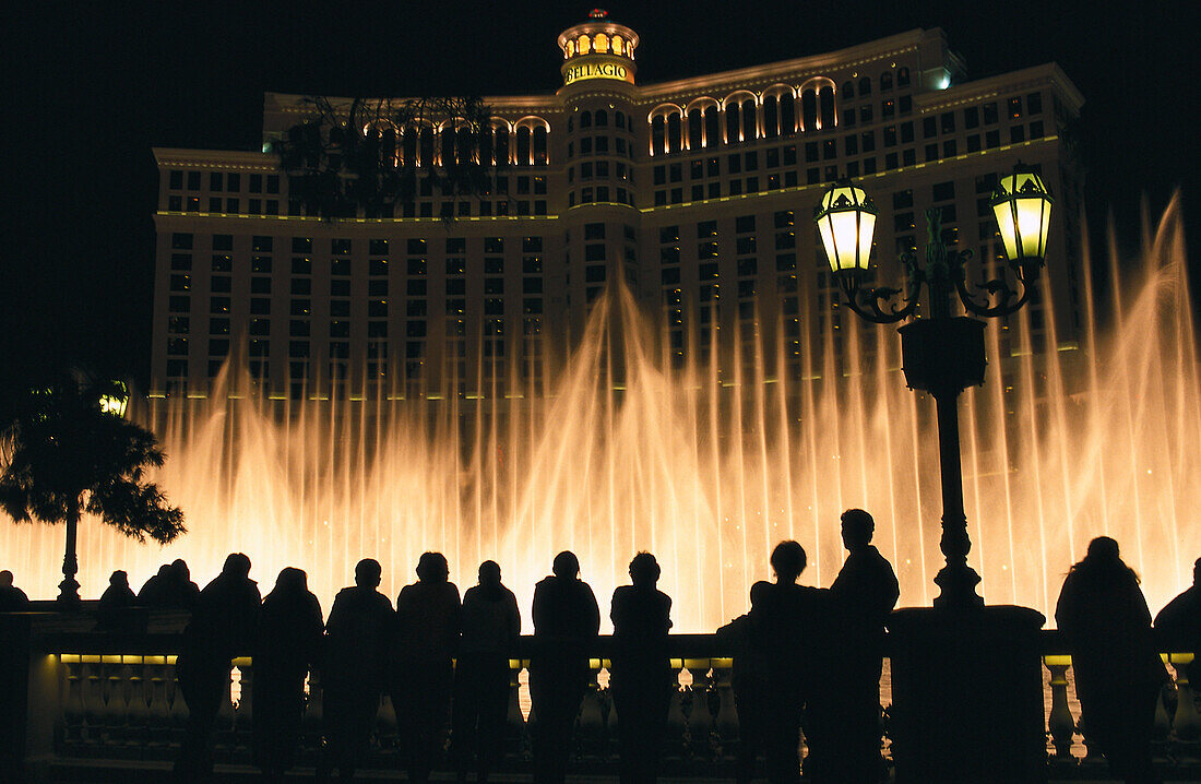 Hotel Bellagio´s dancing fountains at night, Las Vegas, Nevada, USA, America