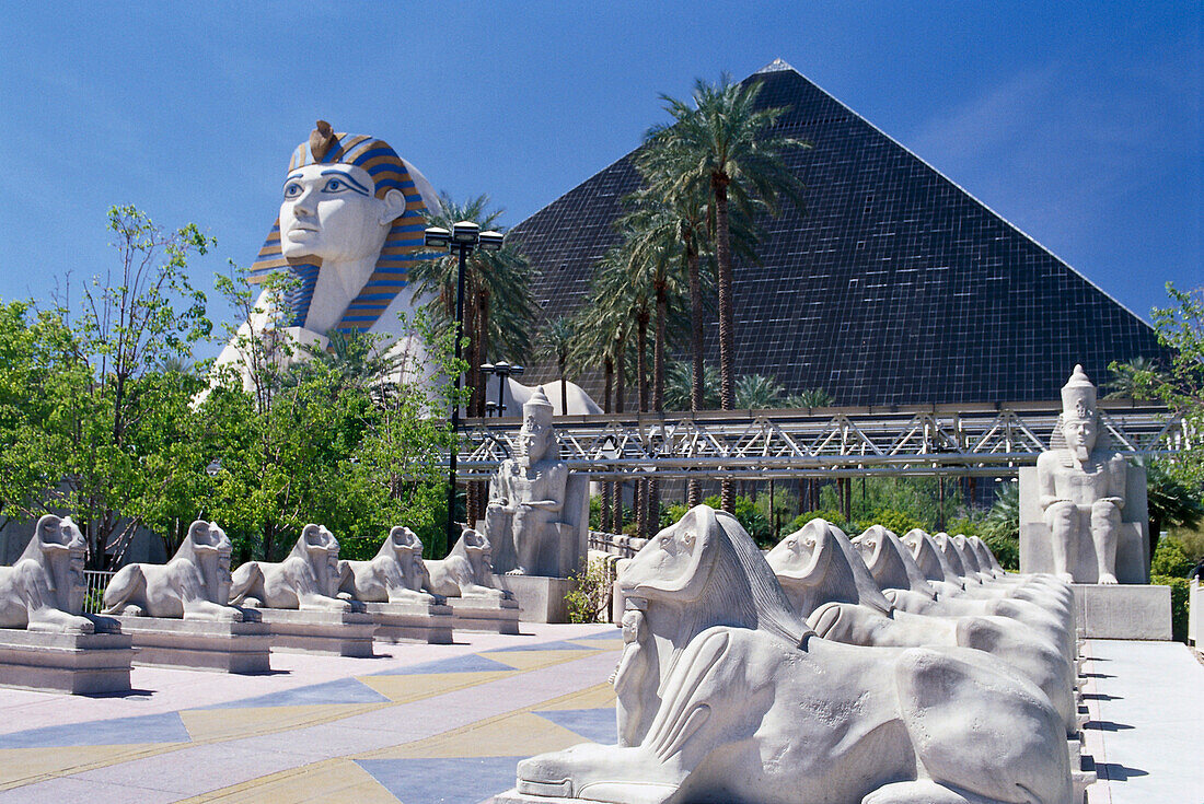 Pyramide und Skulpturen des Hotel Luxor &amp; Casino im Sonnenlicht, Las Vegas, Nevada, USA, Amerika