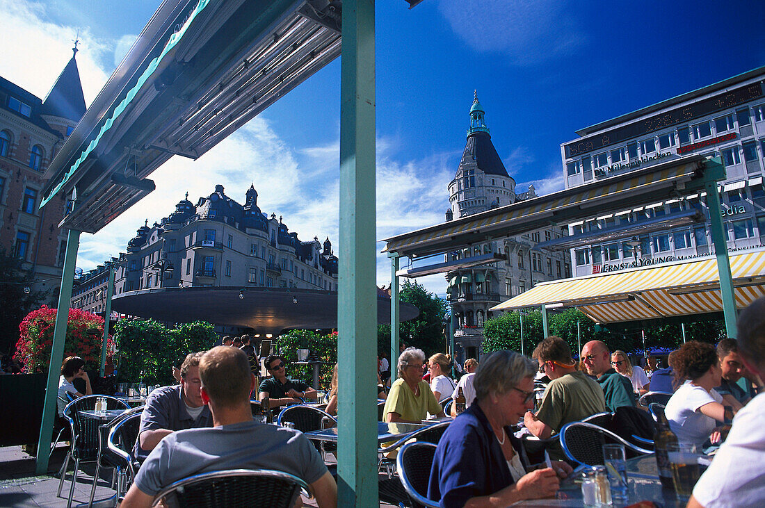 Spiegelung des Menschen in einem Fenster, Biergarten, Stureplan, Östermalm, Stockholm, Schweden