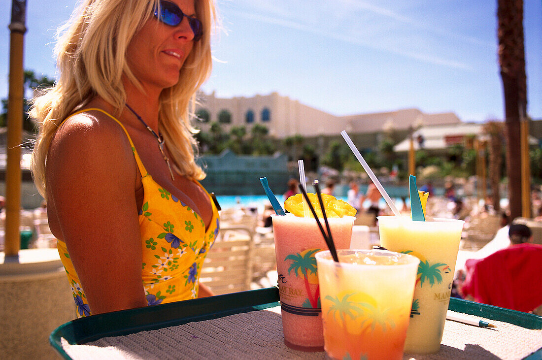 Blick auf Erfrischungsgetränke und blonde Frau, Mandalay Bay, Las Vegas, Nevada, USA, Amerika