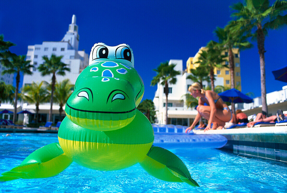Badespielzeug schwimmt im Pool des Surfcomber Hotel, Miami Beach, Miami, Florida, USA