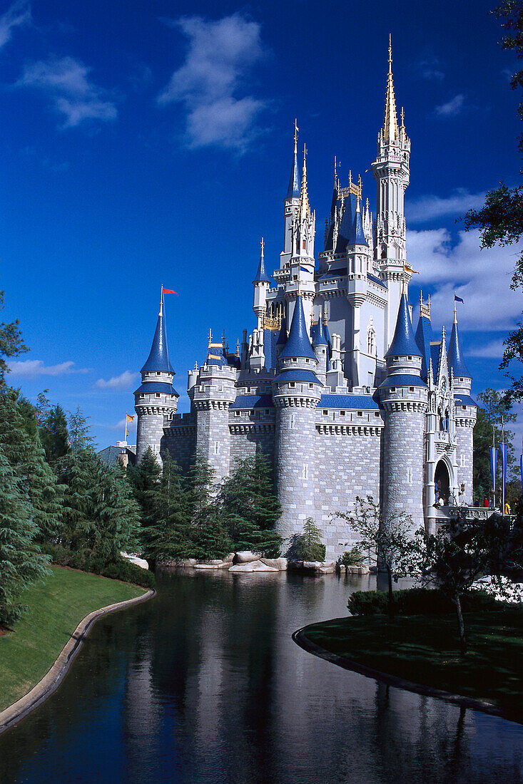Märchenschloss unter blauem Himmel, Magic Kingdom, Disneyworld, Orlando, Florida, USA, Amerika