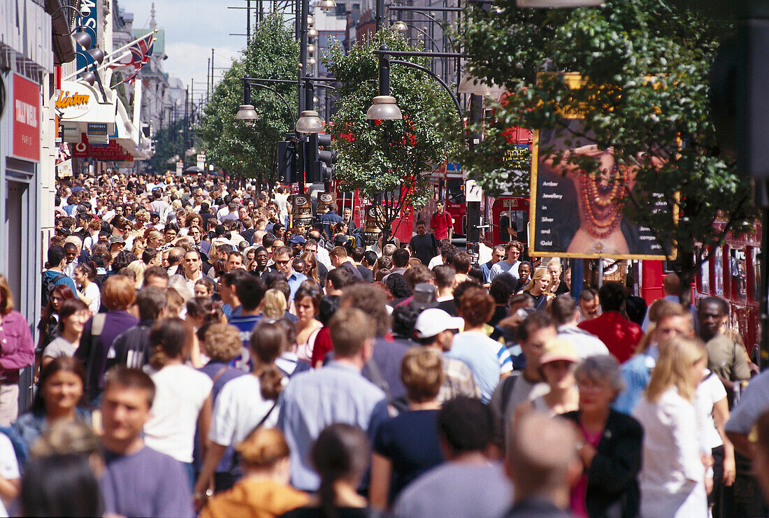 Menschenmenge in der Oxford Street, London, England, Großbritanien