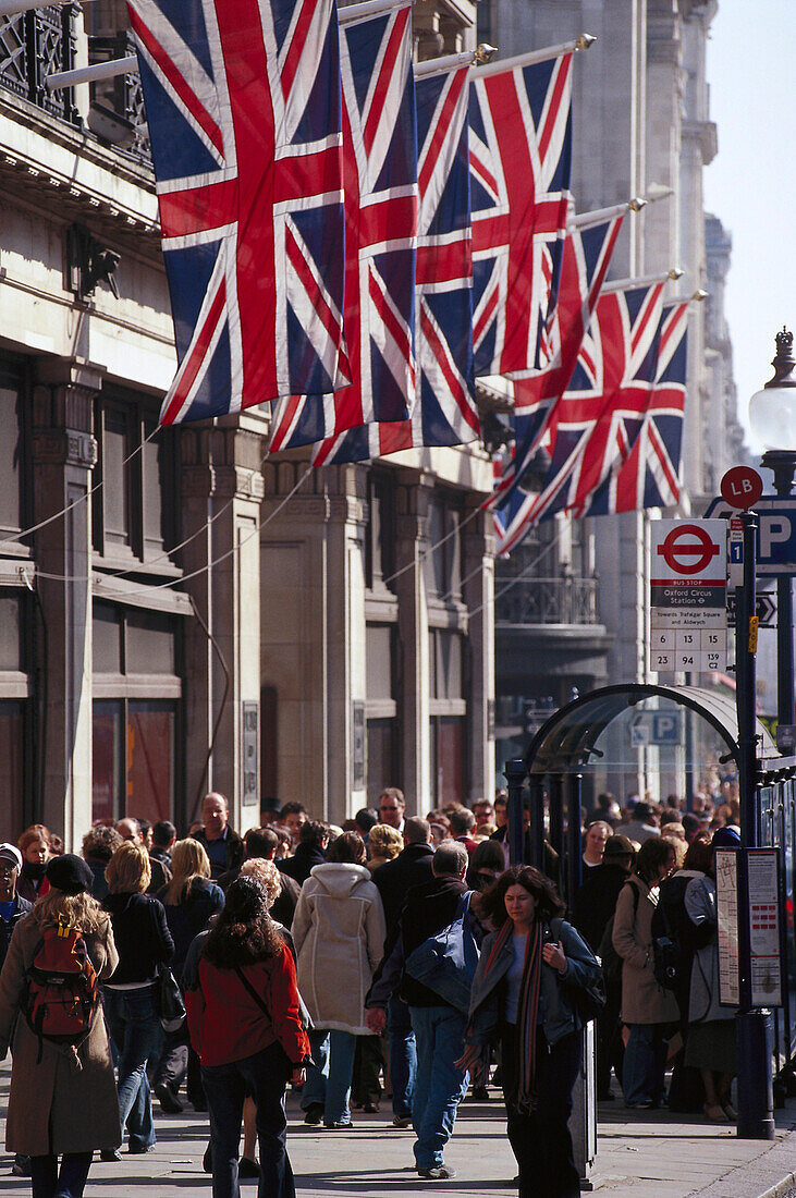Einkäufer in der Regent Straße, London, England, Großbritanien