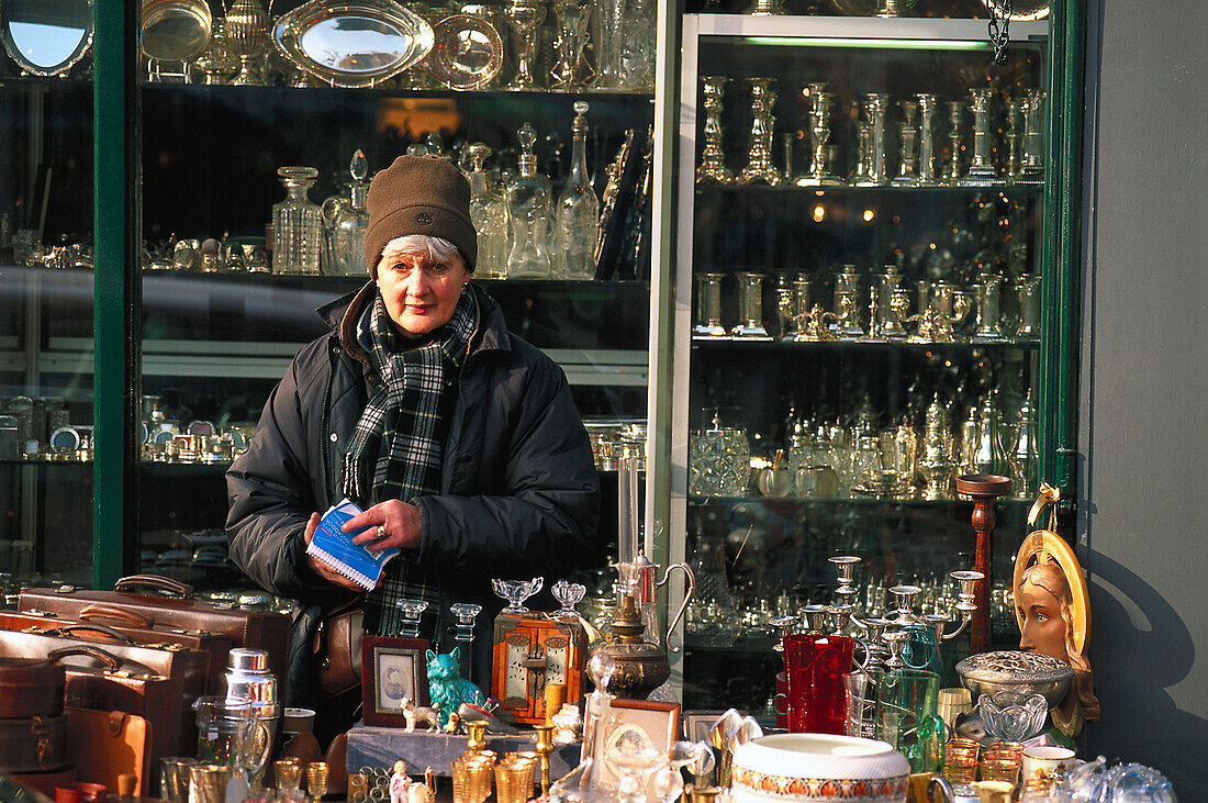 Antiquitätenhändlerin auf dem Markt, Portobello Road, London, England, Großbritanien
