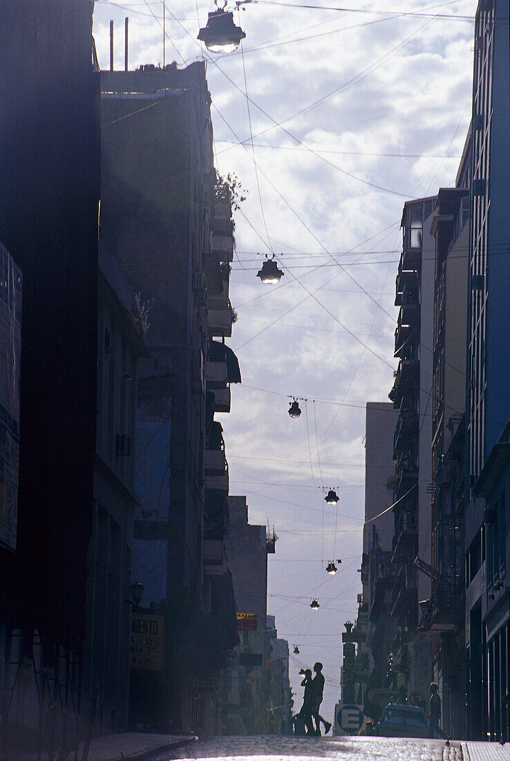 Strassenschlucht unter Wolkenhimmel, San Telmo Distrikt, Buenos Aires, Argentinien, Südamerika, Amerika