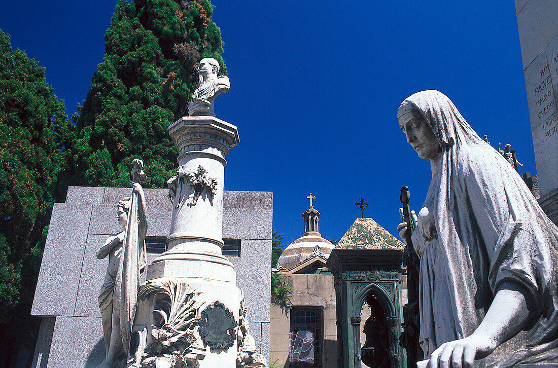 Gräber und Statue auf dem Recoleto Friedhof im Sonnenlicht, Buenos Aires, Argentinien, Südamerika, Amerika
