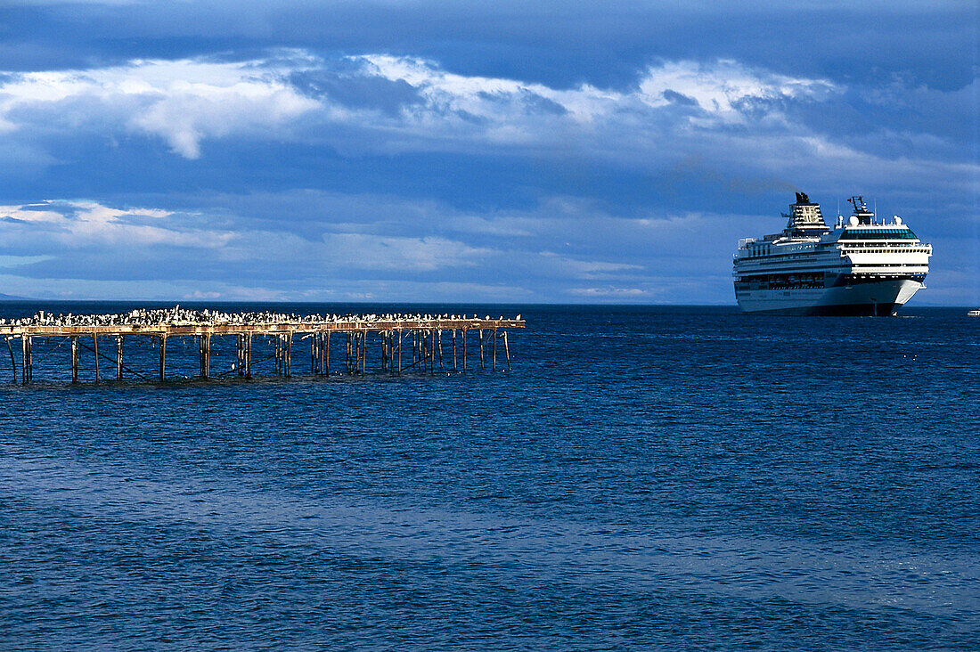 Schiff an der Meerenge von Magellan, Tierra del Fuego, Feuerland, Chile, Südamerika, Amerika