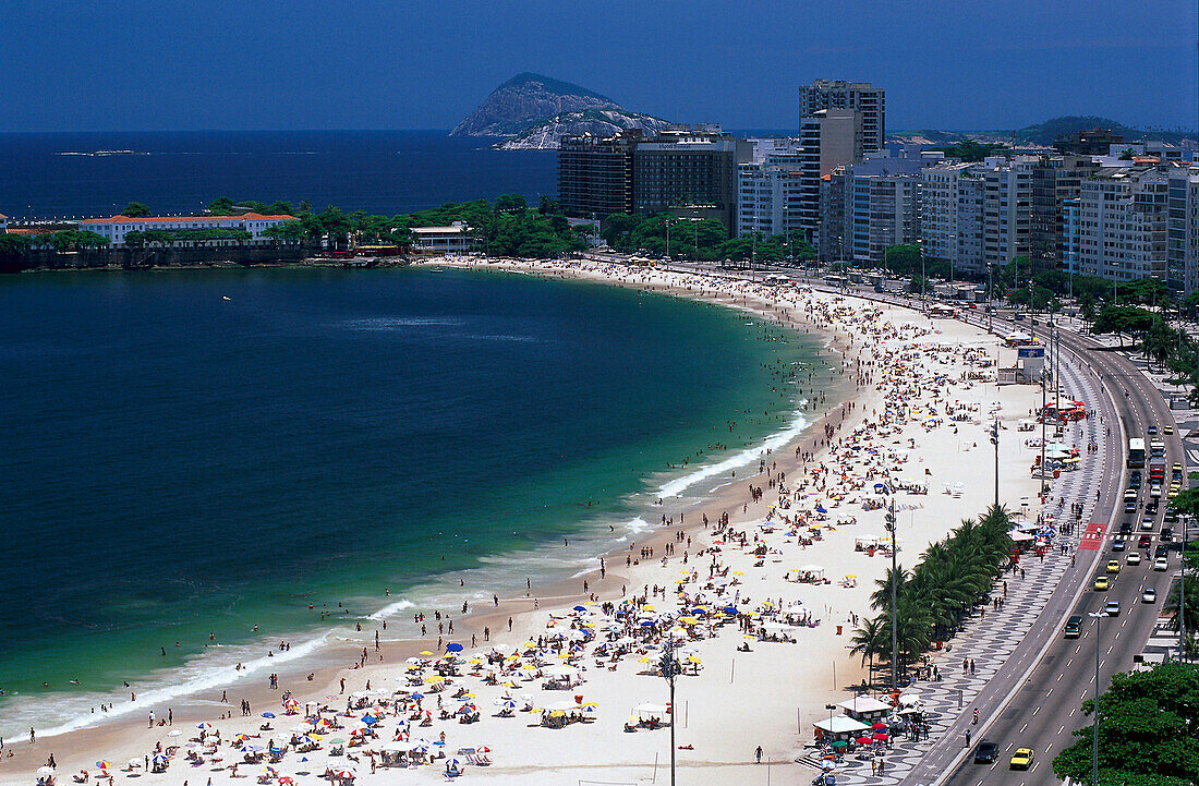 Blick auf Copacabana Strand im Sonnenlicht, Rio de Janeiro, Brasilien, Südamerika, Amerika