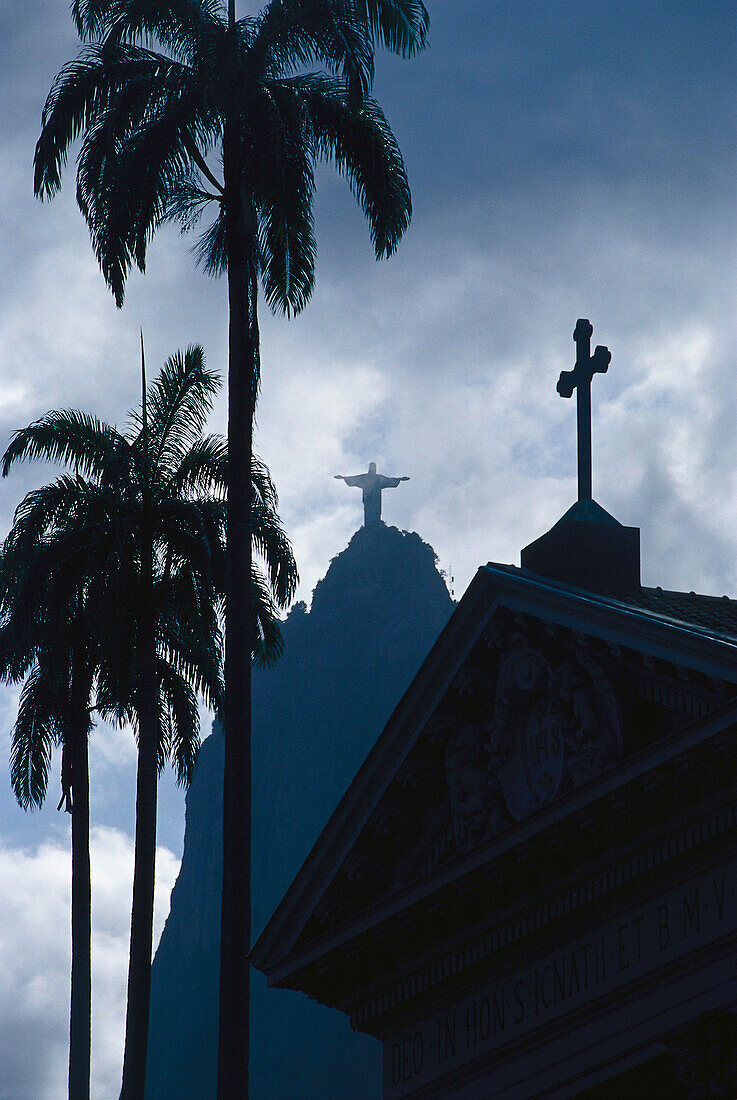 Kirche vor dem Berg Corcovado mit Christusstatue, Stadtteil Botafogo, Rio de Janeiro, Brasilien, Südamerika, Amerika