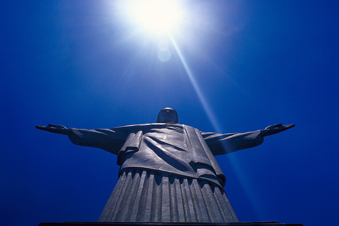 Christusstatue unter blauem Himmel, Corcovado, Rio de Janeiro, Brasilien, Südamerika, Amerika