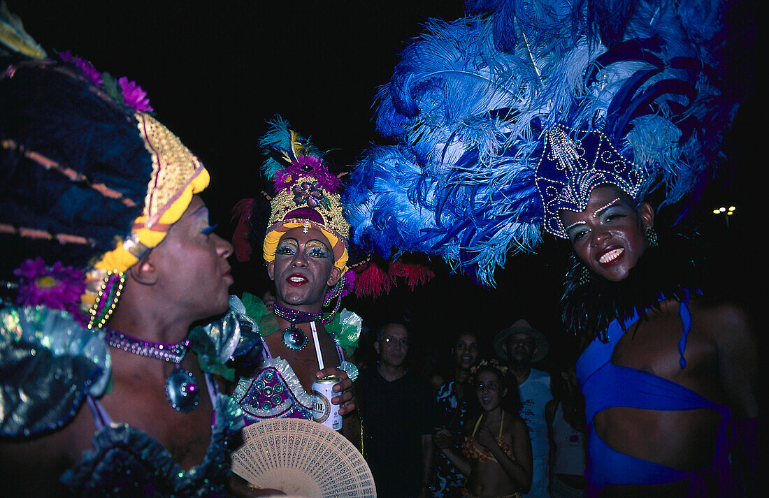 Transvestiten bei einem Karnevalsumzug bei Nacht, Rio de Janeiro, Brasilien, Südamerika, Amerika