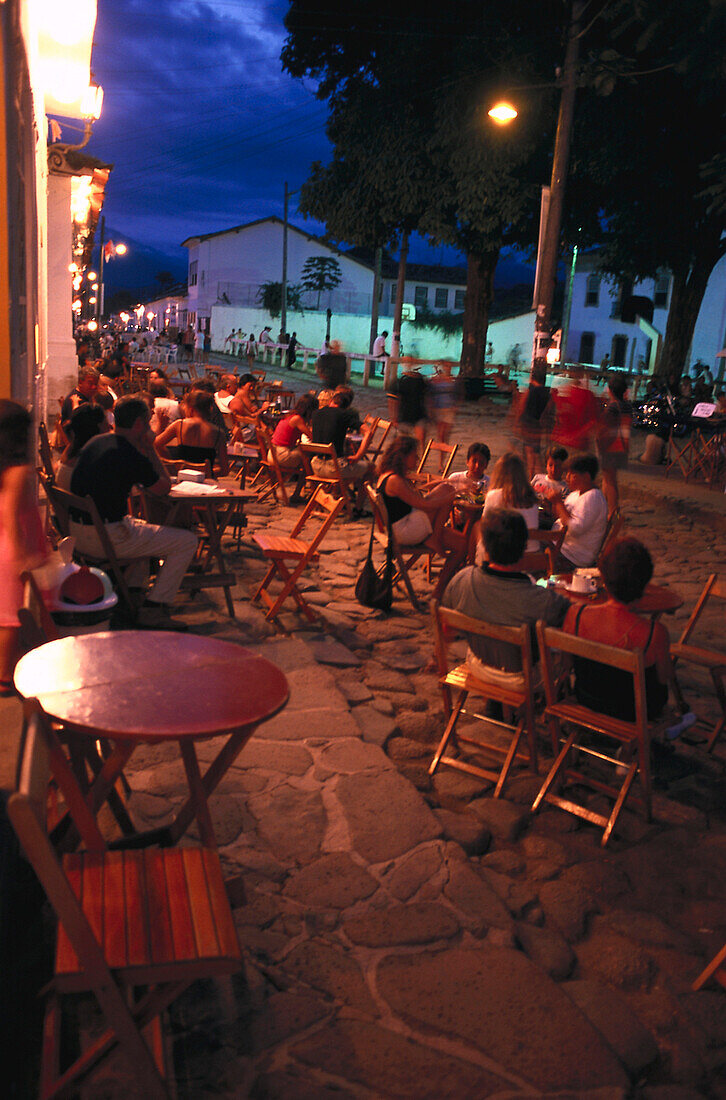 Menschen in einem Strassencafe am Abend, Paraty, Rio de Janeiro, Brasilien, Südamerika, Amerika