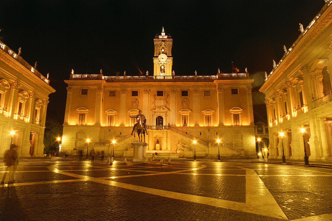 Beleuchtete Gebäude auf dem Platz Piazza dei Campidoglio bei Nacht, Rom, Italien