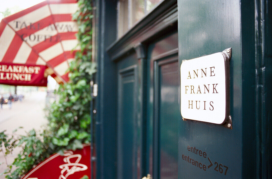 Schild am Haus von Anne Frank, Prinsengracht, Amsterdam, Niederlande