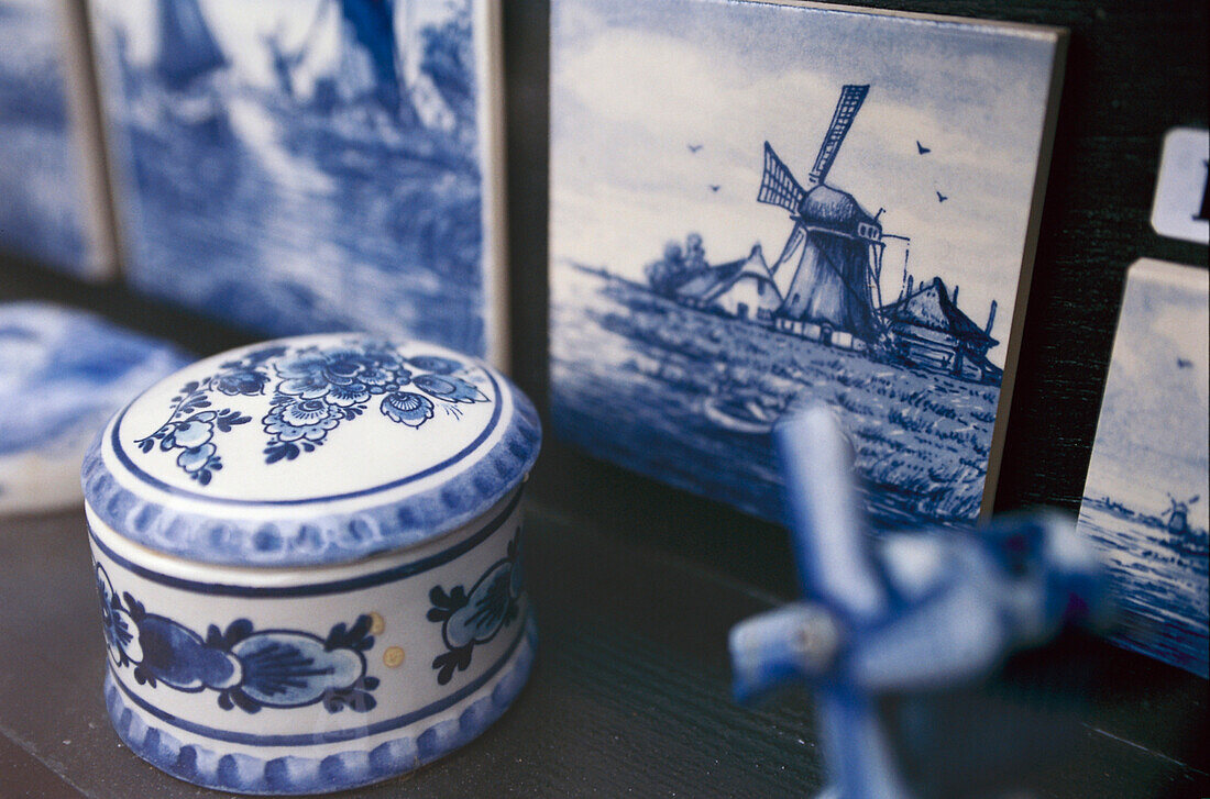 Eine box aus Delftware porcelain, Amsterdam, Niederlande