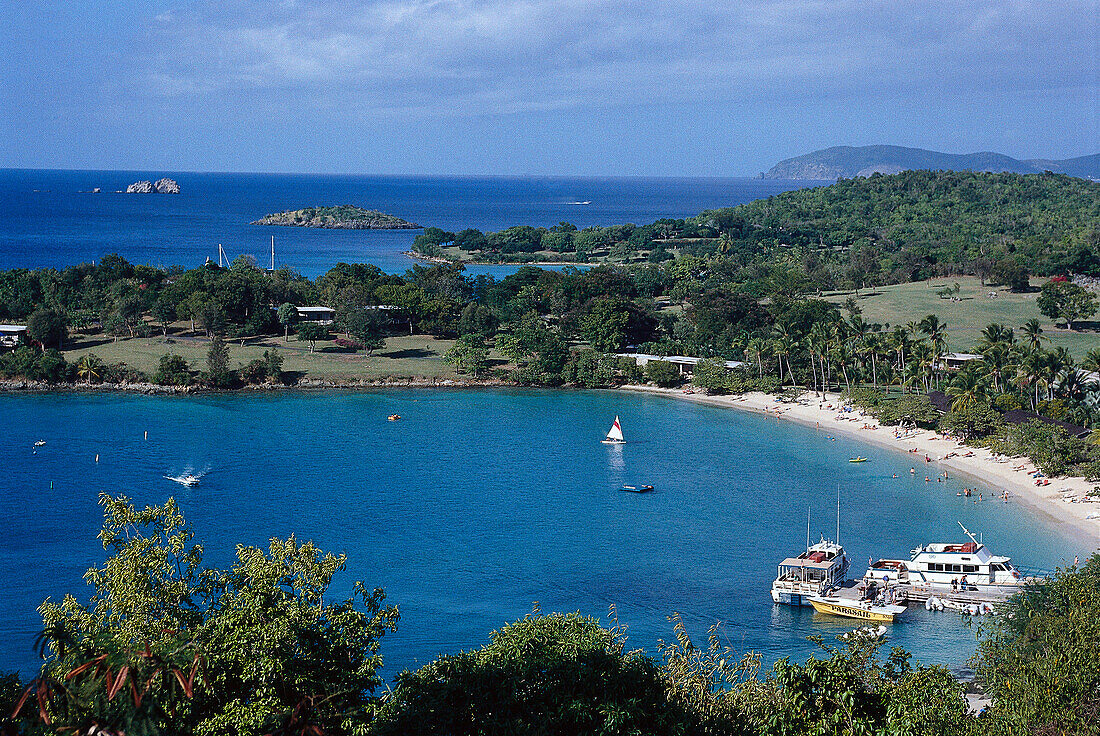 Blick auf eine Bucht im Sonnenlicht, Caneel Bay, St. John, Jungferninseln, Karibik, Amerika