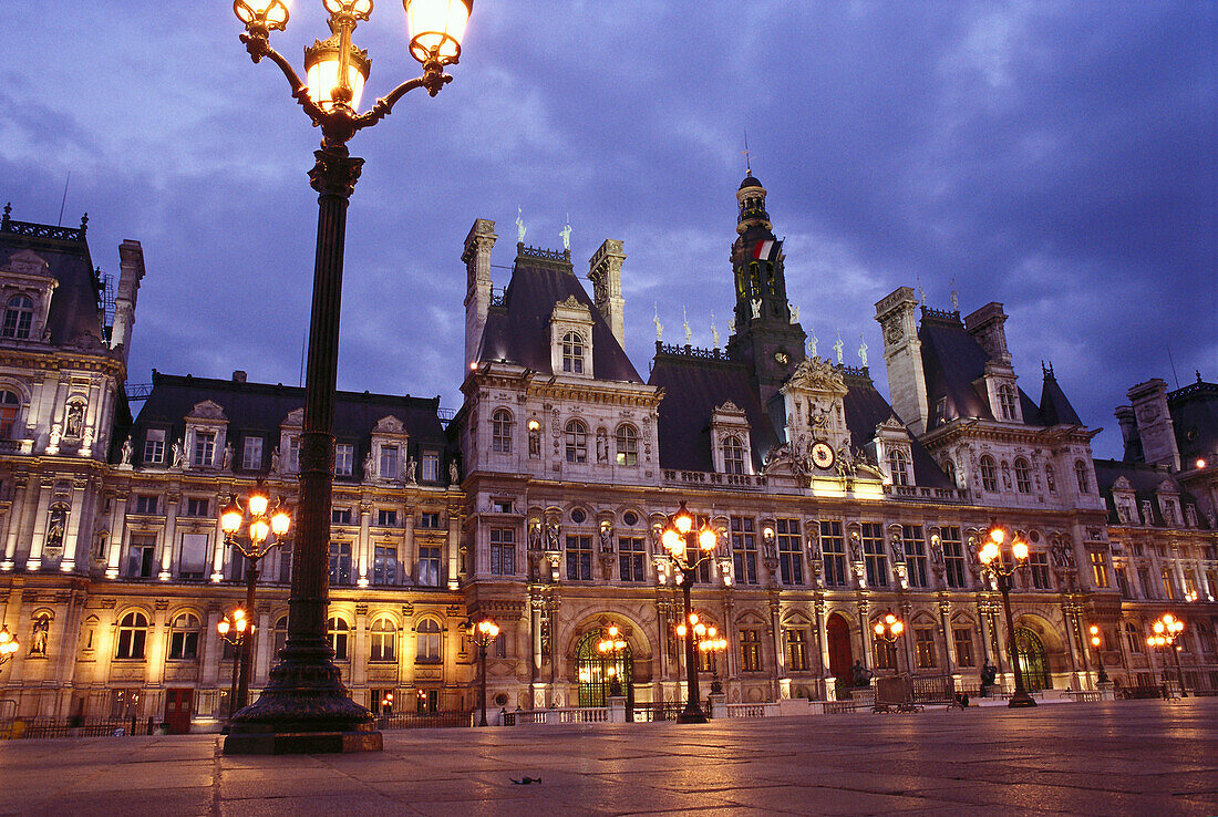 Hotel de Ville, Rathaus von Paris am Abend, Architekten Théodore Ballu und Pierre Deperthes, Paris, Frankreich