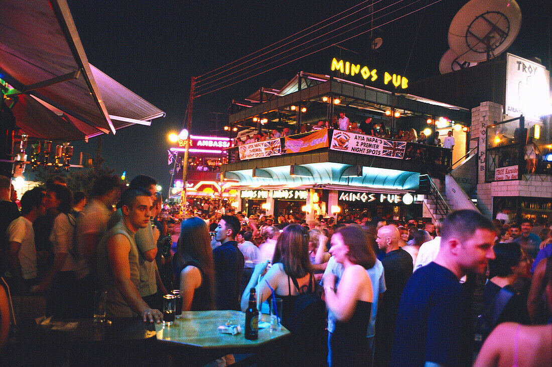 Besucher in einem Nachtclub unter freiem Himmel, Agia Napa, Zypern