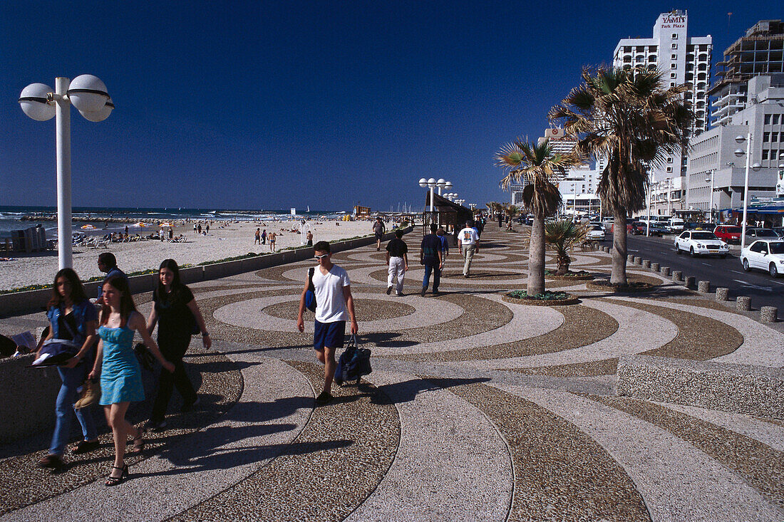 Menschen auf der Tayalet Promenade im Sonnenlicht, Tel Aviv, Israel, Naher Osten, Asien