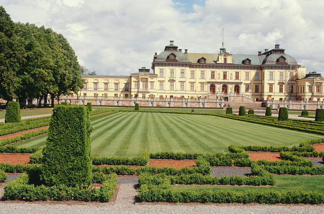 Blick über den Schlossgarten auf Schloss Drottningholm, Stockholm, Schweden