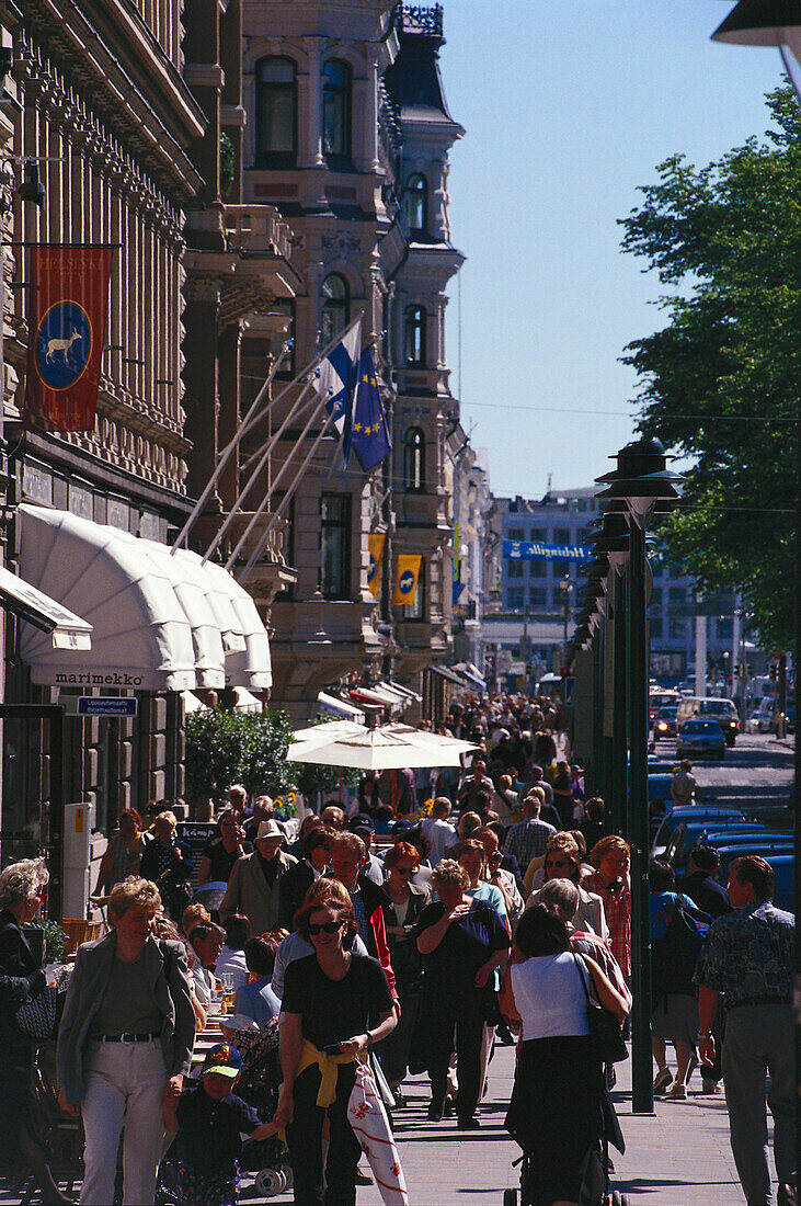 Menschenmenge am Sonntag, Pohjoisesplanadi, Helsinki, Finnland
