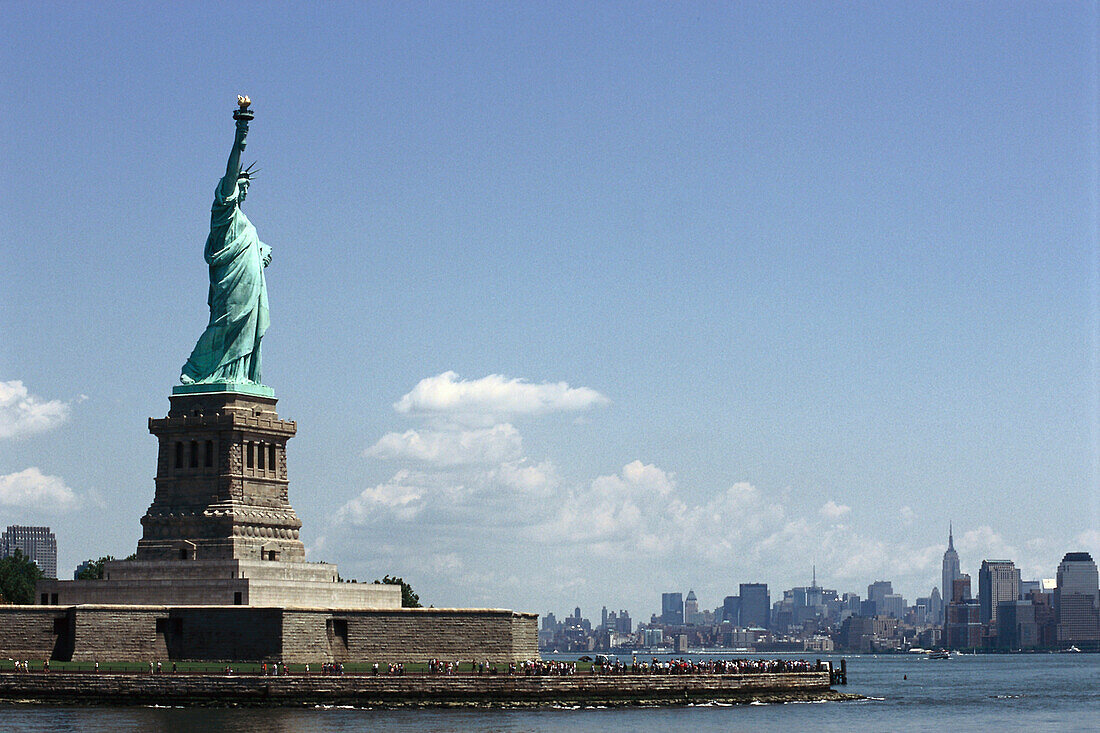 Blick auf Freiheitsstatue auf der Liberty Insel and Manhattan, New York, USA, Amerika