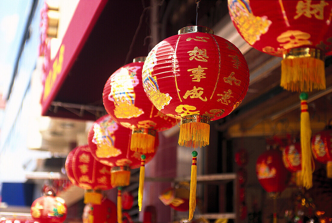 Lampions an einem Gebäude in Chinatown, Manhattan, New York, USA, Amerika