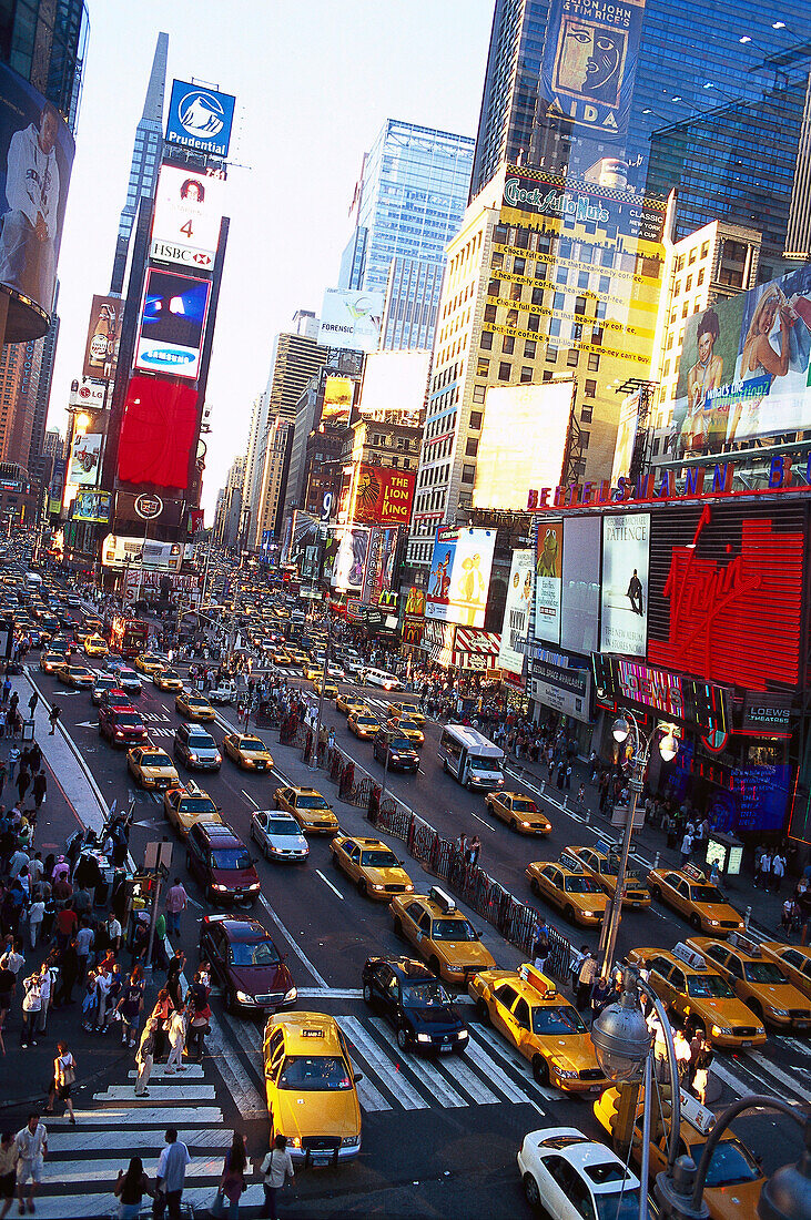 Blick auf Strasse mit Autos und Hochhäuser. Times Square, Manhattan, New York, USA, Amerika