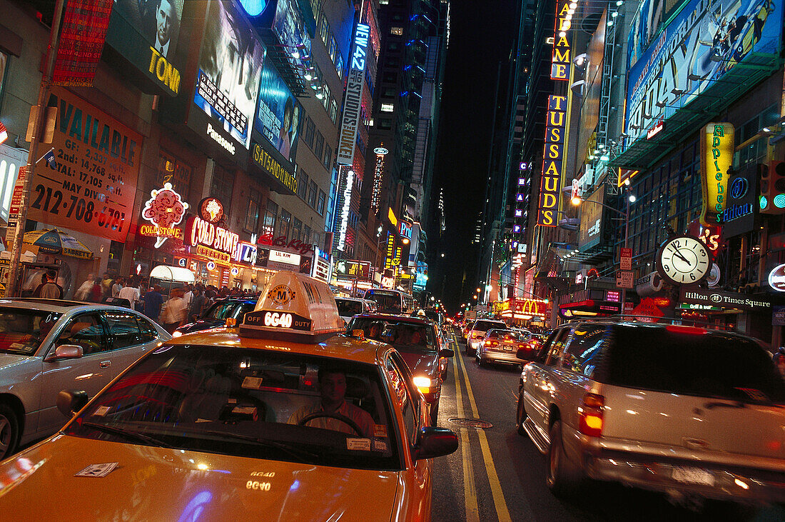 Autos und Leuchtreklamen bei Nacht, 42nd Street &amp,amp; Times Square, Manhattan, New York, USA, Amerika
