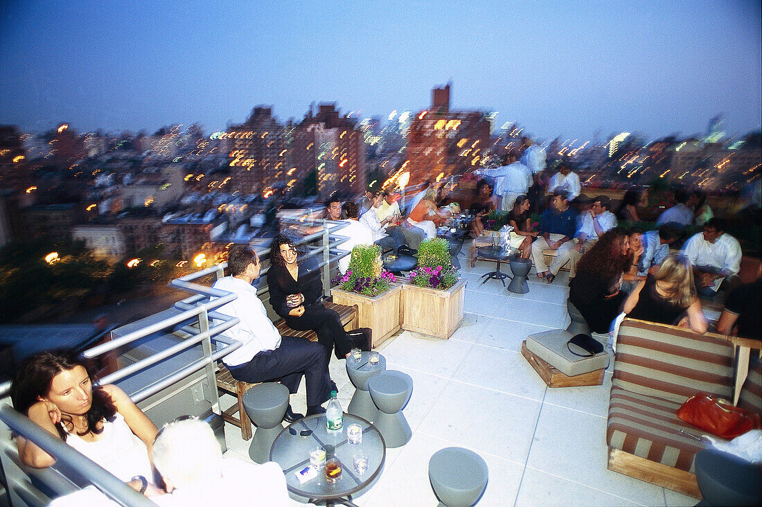 Menschen auf der Dachterrasse des Gansvoort Hotel am Abend, Meatpacking District, Manhattan, New York, USA, Amerika