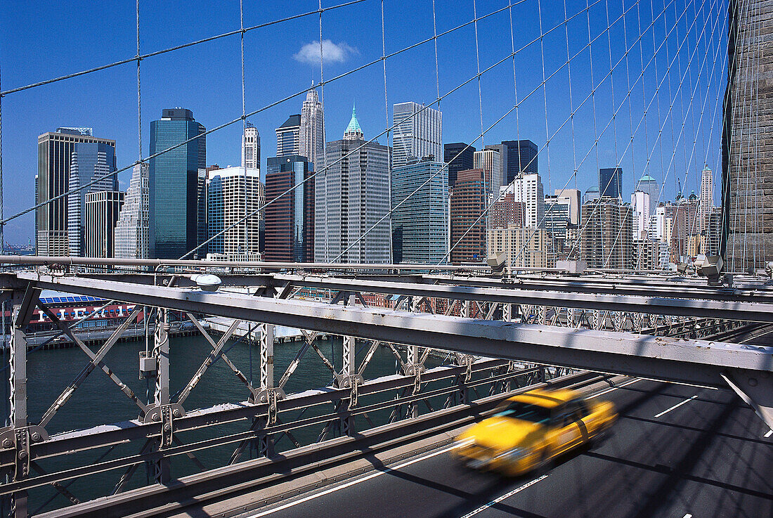 Blick auf Brooklyn Bridge und Hochhäuser im Sonnenlicht, Manhattan, New York, USA, Amerika