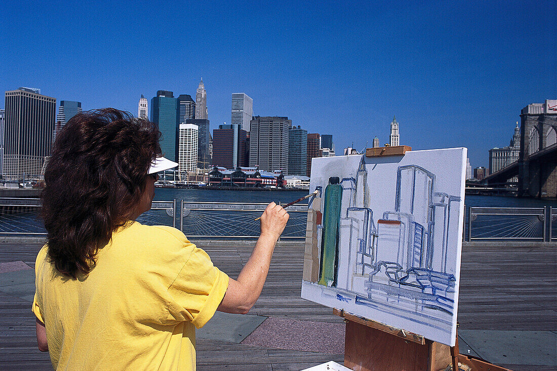 Frau auf der Brooklyn Bridge malt Hochhäuser, Manhattan, New York, USA, Amerika