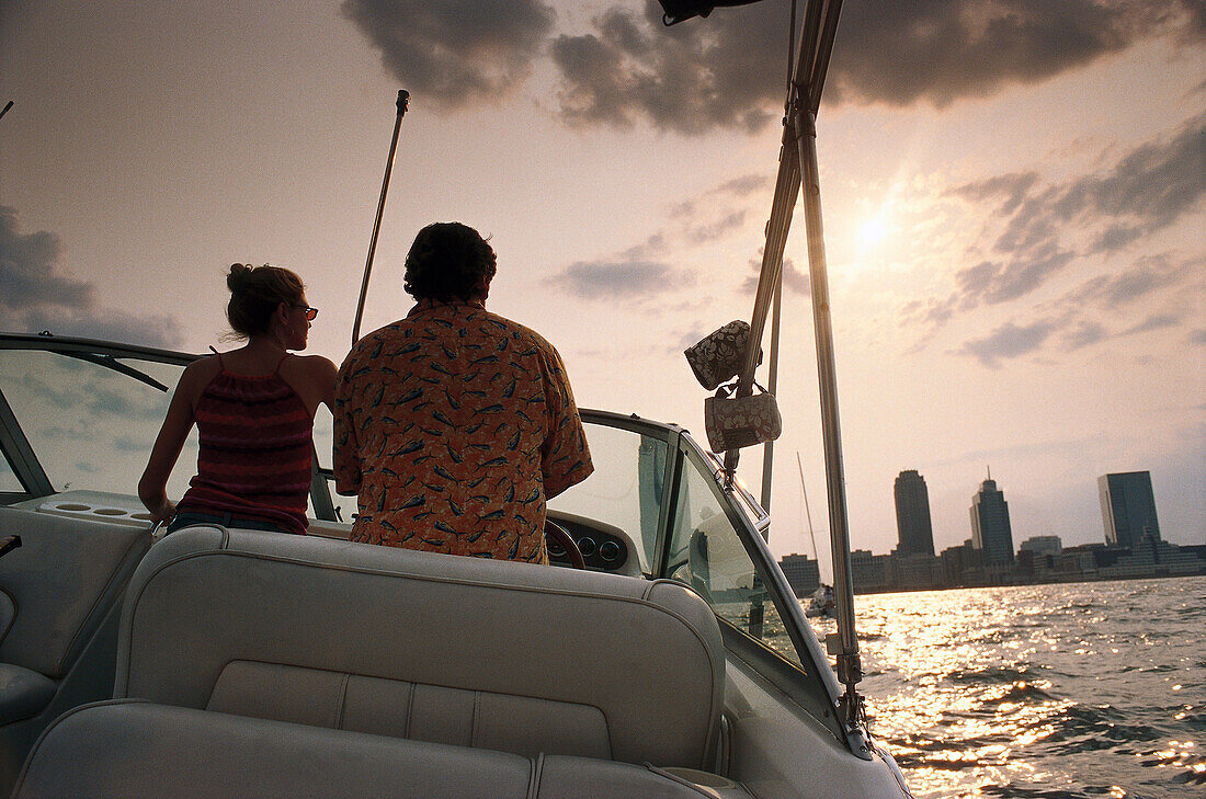 Couple in a boat on Hudson River at sunset, Manhattan, New York, USA, America