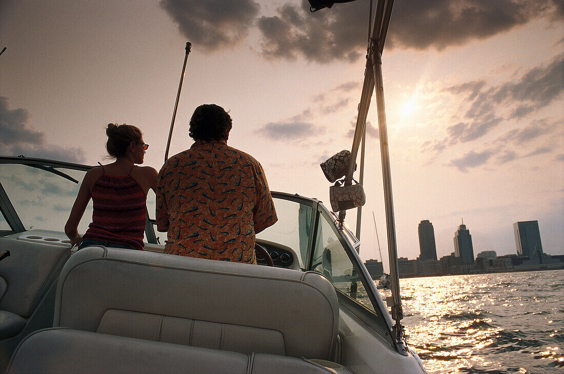 Paar in einem Boot auf dem Hudson River bei Sonnenuntergang, Manhattan, New York, USA, Amerika