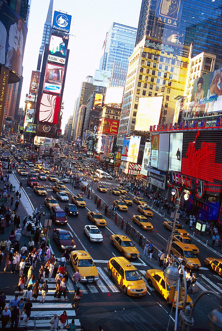 Blick von oben auf Autos und Menschen auf dem Times Square, Manhattan, New York, USA, Amerika