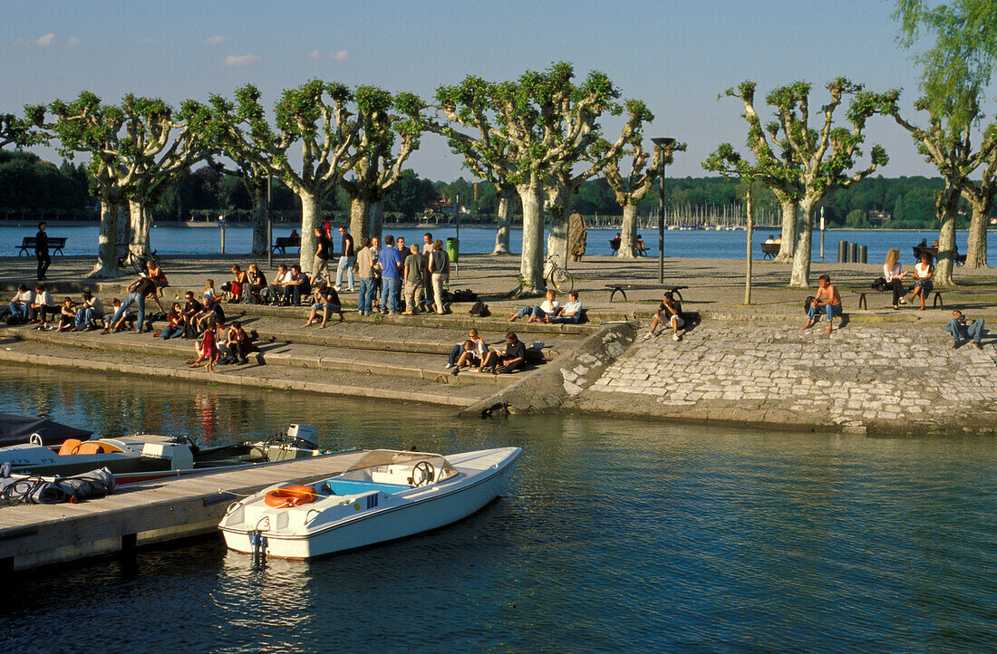 Menschen im Stadtgarten am Seeufer, Bodensee, Konstanz, Baden-Württemberg, Deutschland, Europa