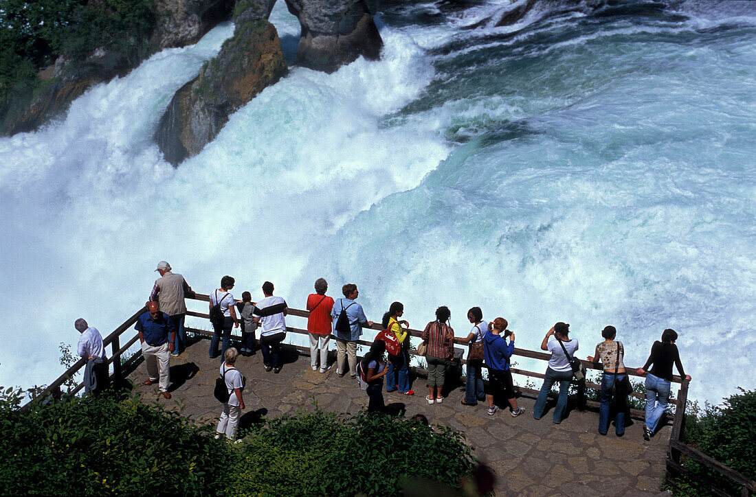 Menschen an Aussichtspunkt am Rheinfall, Schaffhausen, Schweiz, Europa