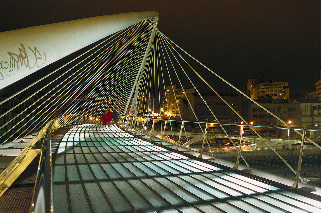 Fußgängerbrücke Zubizuri am Abend, Bilbao, Baskenland, Spainien