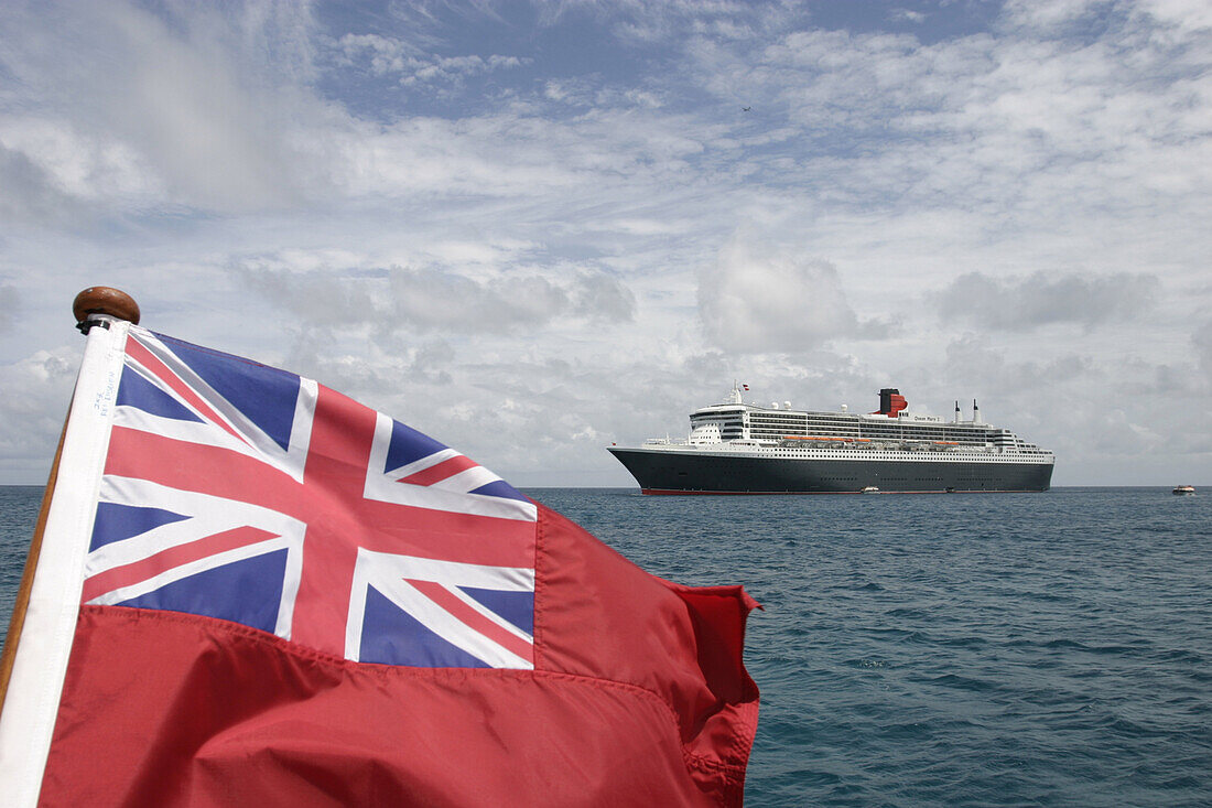 Queen Mary 2, Tide an anchor, St. Maarten, Queen Mary 2, QM2 Vor Anker liegend vor der Küste von St.Maarten in der Karibik.