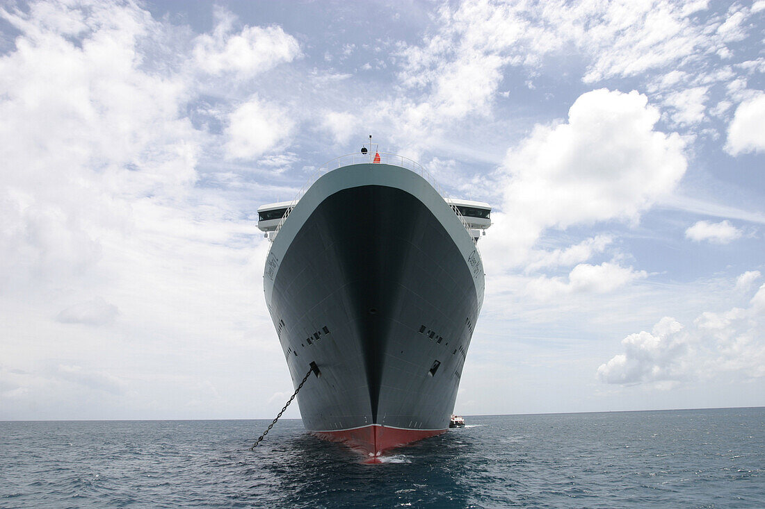 Queen Mary 2, Tide an anchor, Queen Mary 2, QM2 Vor Anker liegend vor der Küste von St.Maarten in der Karibik.