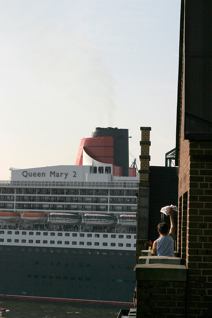 Waving to the Queen Mary 2, Hamburg
