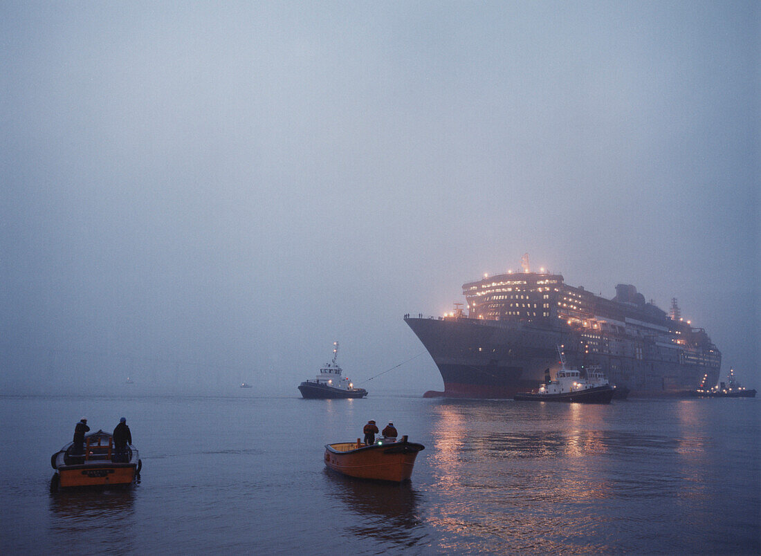 Queen Mary 2, Shipyard in Saint-Nazaire, Erste Fahrt vom Trockendock zum Ausrüstungskai