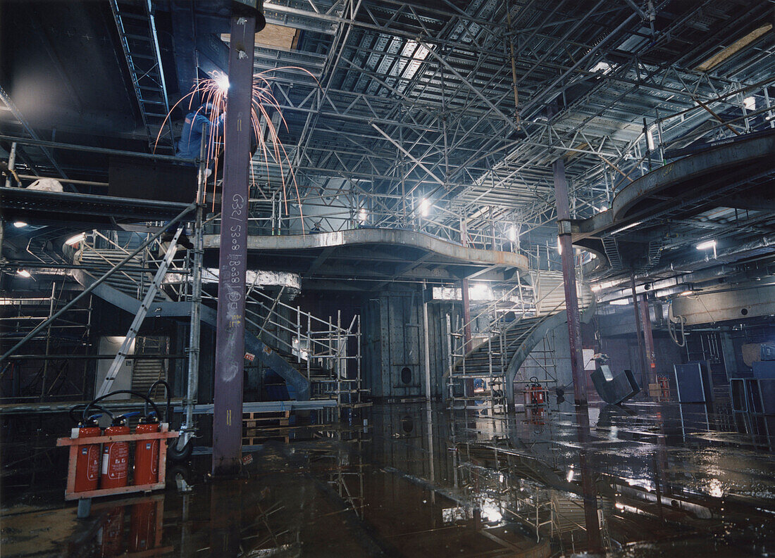 Welding work on the Queen Mary 2, Shipyard in Saint-Nazaire, France, Buch S. 19