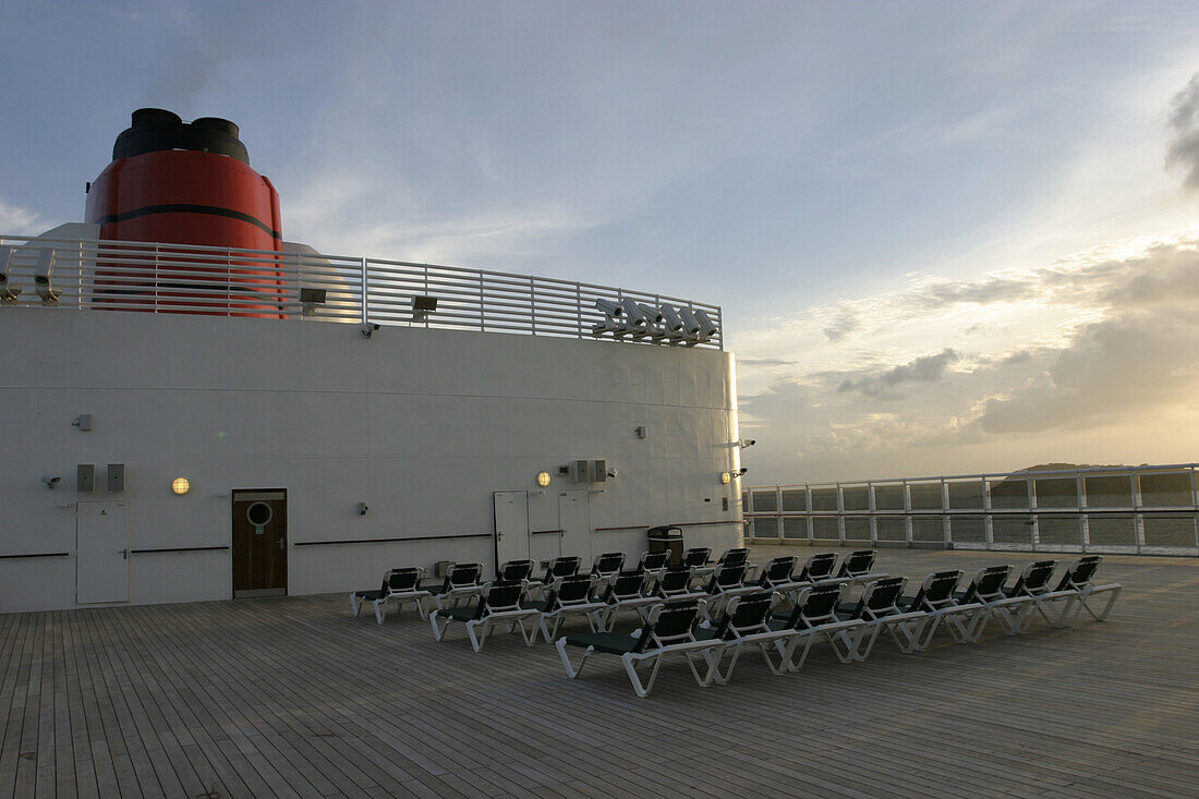 Queen Mary 2, Sundeck in the evening
